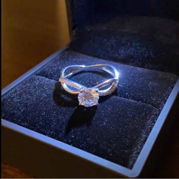 Diamond Ring with Sterling Silver Band - Size 8 - 1 carat - Picture 2 of 6